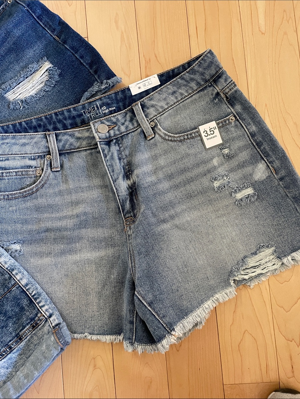 NWT Time & Tru Denim Distressed Women’s Shorts - Blue Wash size 8-10 - Picture 2 of 4